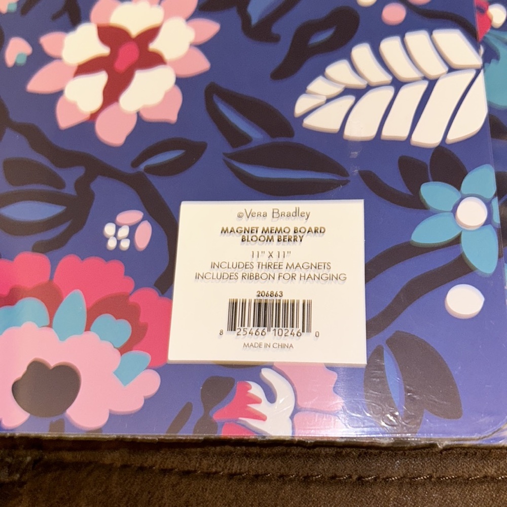 Vera Bradley memo board Magnetic board w/3 magnets Includes ribbon for hanging - Picture 3 of 5